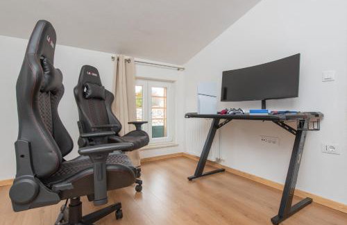 Holiday home Svilaja I Heated pool, family retreat - Photo 30