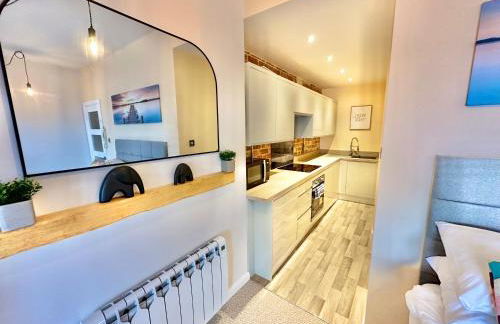 Pier View Retreat - 5 Mins Walk to Beach - Sea Views With Parking - Photo 12