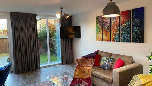 Homely, Cosy & Contemporary 4 BDR house with Garden & Parking 5 mins drive to Addenbrookes & Papworth hospitals & Bio Medical campus - Foto 3