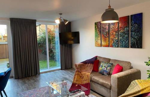 Homely, Cosy & Contemporary 4 BDR house with Garden & Parking 5 mins drive to Addenbrookes & Papworth hospitals & Bio Medical campus - Foto 3