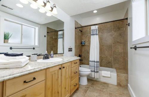 The Moccasin Lodge with Hot Tub and Fire Pit Escape - Foto 30