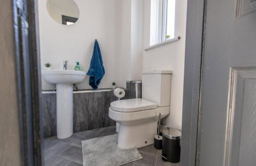 Modern 3 Bed House-Free Parking-by Holiday Homes - Foto 14