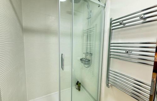 Elegant 2-Bed Apartment with AC, Sleeps 6, Free Parking, Netflix, WiFi, New build - Photo 29