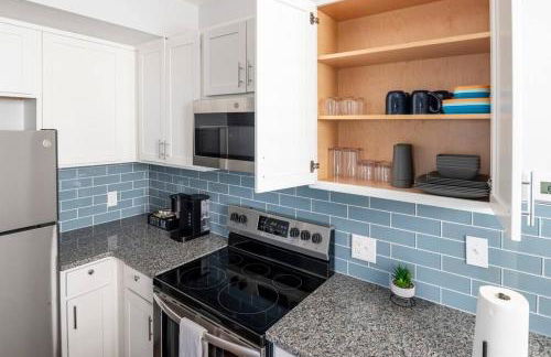 OTR, QUEEN Bed, 50in TV, Workspace, Near Lightrail - Foto 23