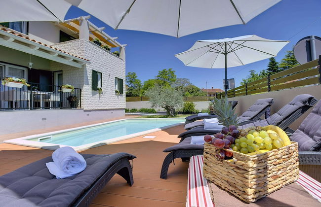 Superb Modern Villa With Pool, Large Fenced Yard Near the Beach - Foto 30