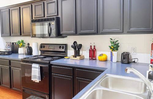 Entire Home 3BR Hidden Gem Getaway with Level 2 EV Charger, Central Location - Foto 30