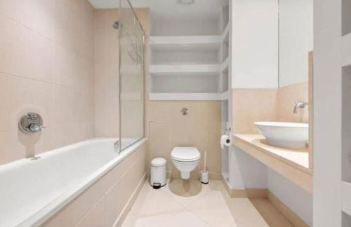 Stylish 2-Bed Canary Wharf Flat DLR 3 Mins Dock Views - Foto 9