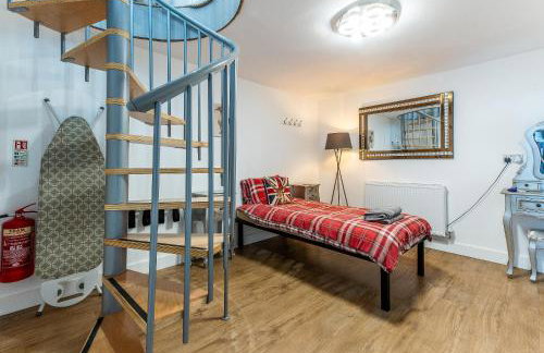 UPSIDE DOWN HOUSE - Sleeps up to 6 Guests - Great for Family and Friends Gatherings,Corporate events ,Near Sherwood Forest at Fairview Farm in Nottingham set in 88 acres - Foto 16