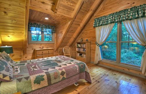 K6 Lodge Gather around the firepit soak in the hot tub and splash in the creek - Foto 23