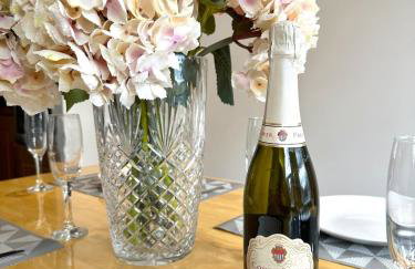 Spacious 5-Bed Detached House, Sleeps 10, Parking - Photo 28