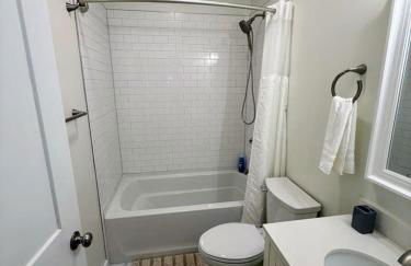 Newly Renovated 2 Bedroom - A Seasoned SuperHost - Photo 6