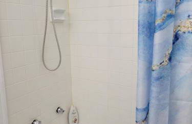 Across St Francis Hospital and near Northwestern - Foto 13