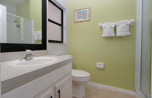 Serene 4-Bedroom Lakeview Retreat with South-Facing Pool & Sun-Drenched Outdoor Living - Foto 69