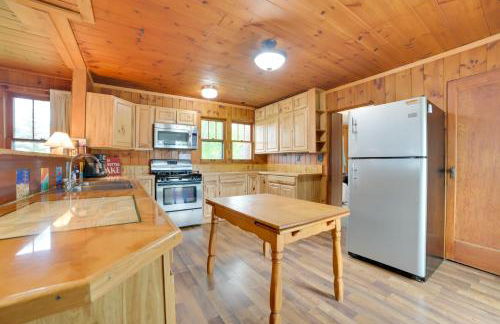 Steps to Lake Cedarville Cabin 12 with Shared Perks - Foto 6