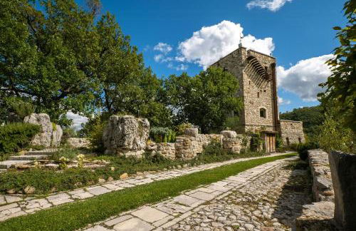 Medieval Tower In Sibillini Mountains Park - Foto 33