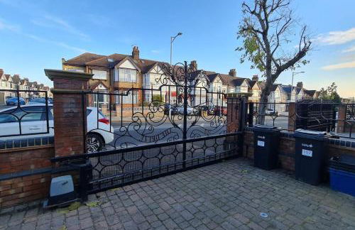 Luxury London House Sleeps x 16, Free Parking, Free Wifi, Garden Patio, Close to tube line easy access to Central London - Foto 77