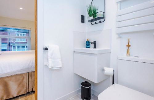 Foden's House by YourStays - 2 Bedroom Cottage in Sandbach with gorgeous dining room extension, High end finish - Foto 12