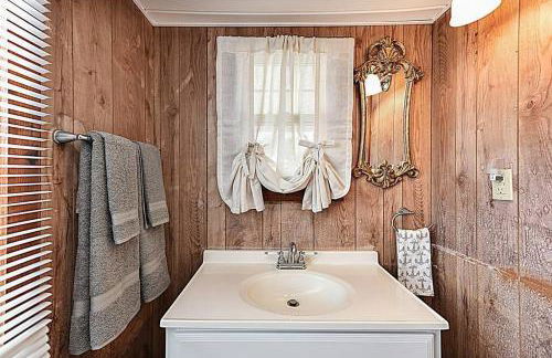 Shipwrecked Shack Waterfront House Boat on Land - Foto 11