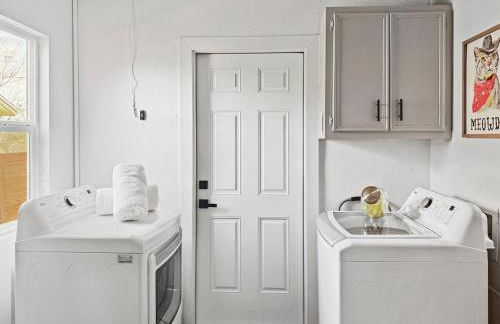 Modern 3BR Retreat with Fun Yard, Mini-Golf, Hot Tub & BBQ Dining Deck - Foto 35