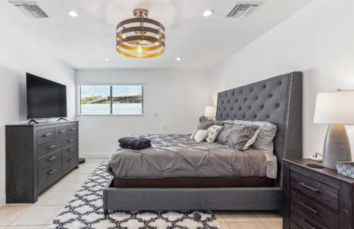 Miami Oasis, Spacious 4-Bedroom Home with Pool - Photo 25