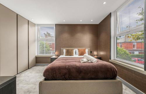 West Didsbury Retreat l Cinema l Sleeps 8 - Photo 17