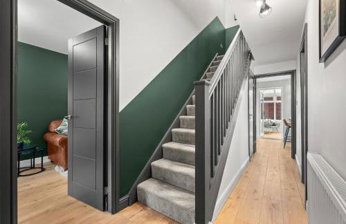 Modern 3-Bed Home, Super King Beds, Drive Parking - Foto 9