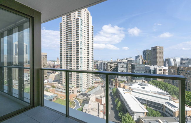 Modern Apartment in Darling Harbour - Photo 1