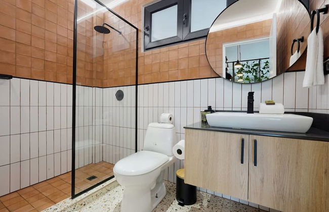 w Comfy Loft in Santa Ana - Photo 9