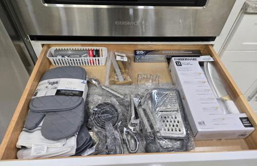 This luxury basement is the perfect getaway - Foto 37