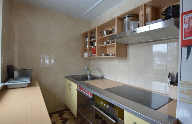 Spacious Home With Garden - Photo 13