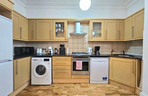 Spacious & Cosy 2 Bedroom Home plus 2 Sofa-beds with Private Entrance and Back Patio, 3 min walk to Earl's Court Station - Photo 8