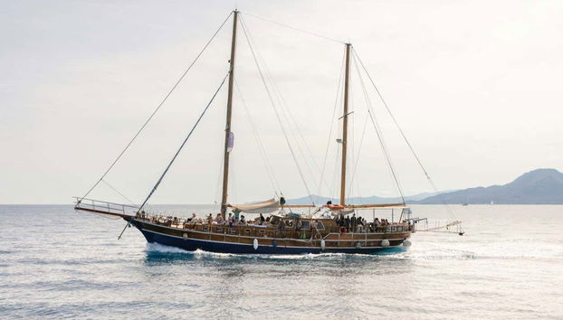 O barco navegando pela Riviera de Atenas