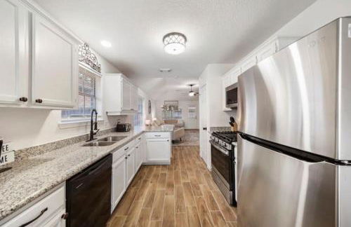 IAH Place: 4 bed, patio-sleeps 8+ - Foto 14