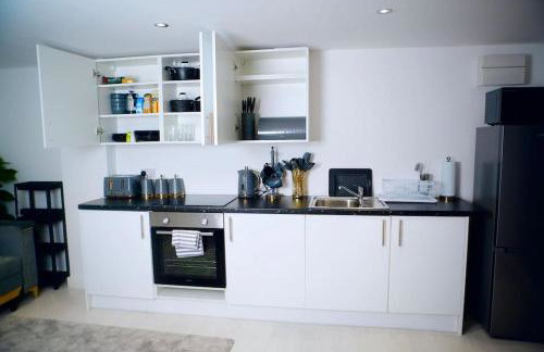 Perfect 1 Bed Apartment Sleeps 5 1 Kingsize bed 1 double Sofabed & Foldable Single bed Free Parking Wifi good transport network shopping Holiday Makers Families Contractors in North London - Photo 15