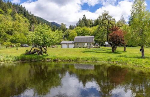 Mt Rainier!Best place to stay with family and friends! Sleeps10!4B 2B Home! Hottub!PondView!Paradise! - Foto 29