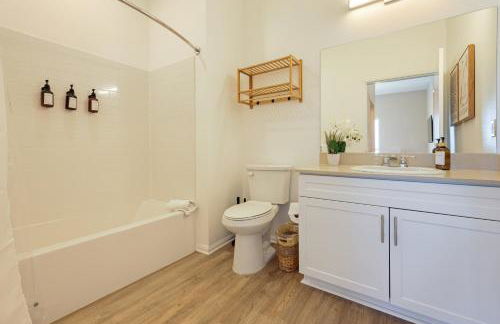 Luxury Living in N Park, 2BR, King Beds, Parking - Foto 26