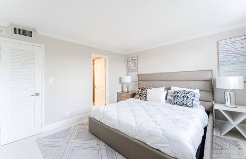 Boca Beachside 2BR 2BA with Pool and Balcony Steps to Sand - Foto 31