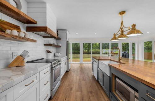 Comforting Lakeside Retreat in Gated Community - Foto 24