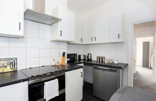 Modern 3 Bedroom Home with Parking in Southend - Foto 18