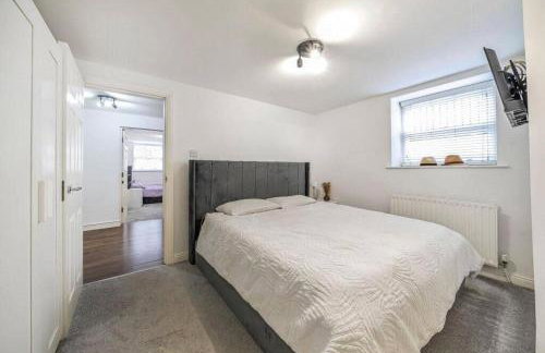 Central 2-Bed, 2-Bath Apartment - Photo 11