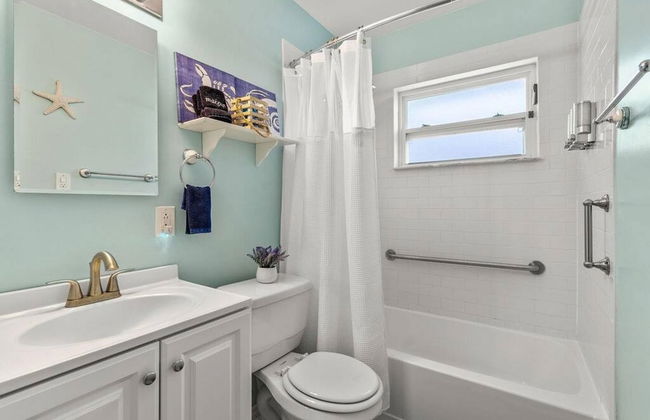 Home with Pool & Hot Tub Close to Beach - Foto 41