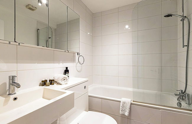 Charming Kensington Apartment - Photo 15