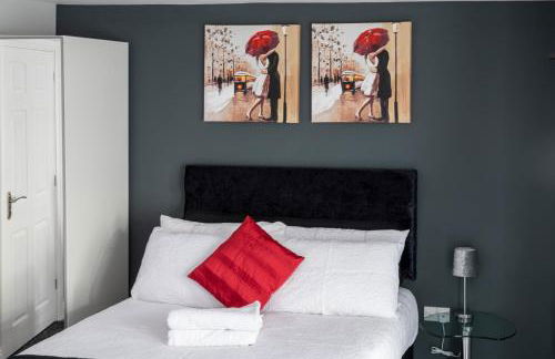 Modern and Stylish 1-Bedroom Guesthouse near M6 J10 Perfect for Business Stays & Couples Free Parking & Wi-Fi - Foto 3