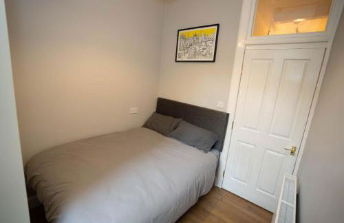 Stylish Apartment in Edinburgh 5 beds 3 Bedrooms - Photo 7