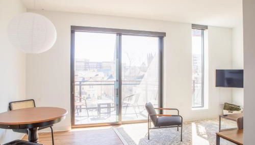 Modern East Side 1BR Apt with Balcony, Pool, and Gym - Foto 4