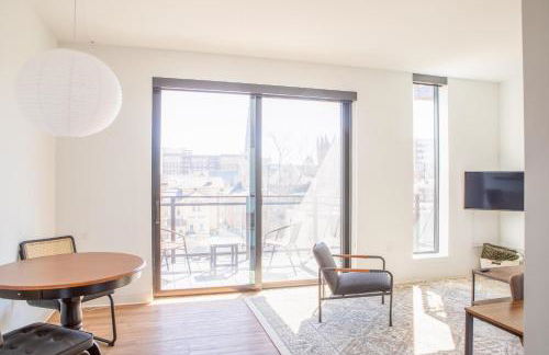 Modern East Side 1BR Apt with Balcony, Pool, and Gym - Foto 4