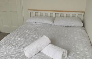 Iris Home in Southsea FREE street parking and pets welcome - Photo 3