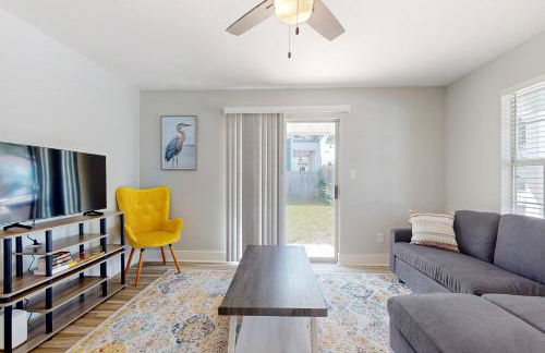 Downtown Duplex with Fire Pit 1 Mi to Waterfront - Foto 6