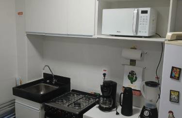 FLAT ACONCHEGANTE poucos min da praia - Foto 3