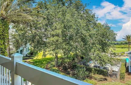 3-BR Condo with Dreamy Balcony Views, Walk to Pool - Foto 36